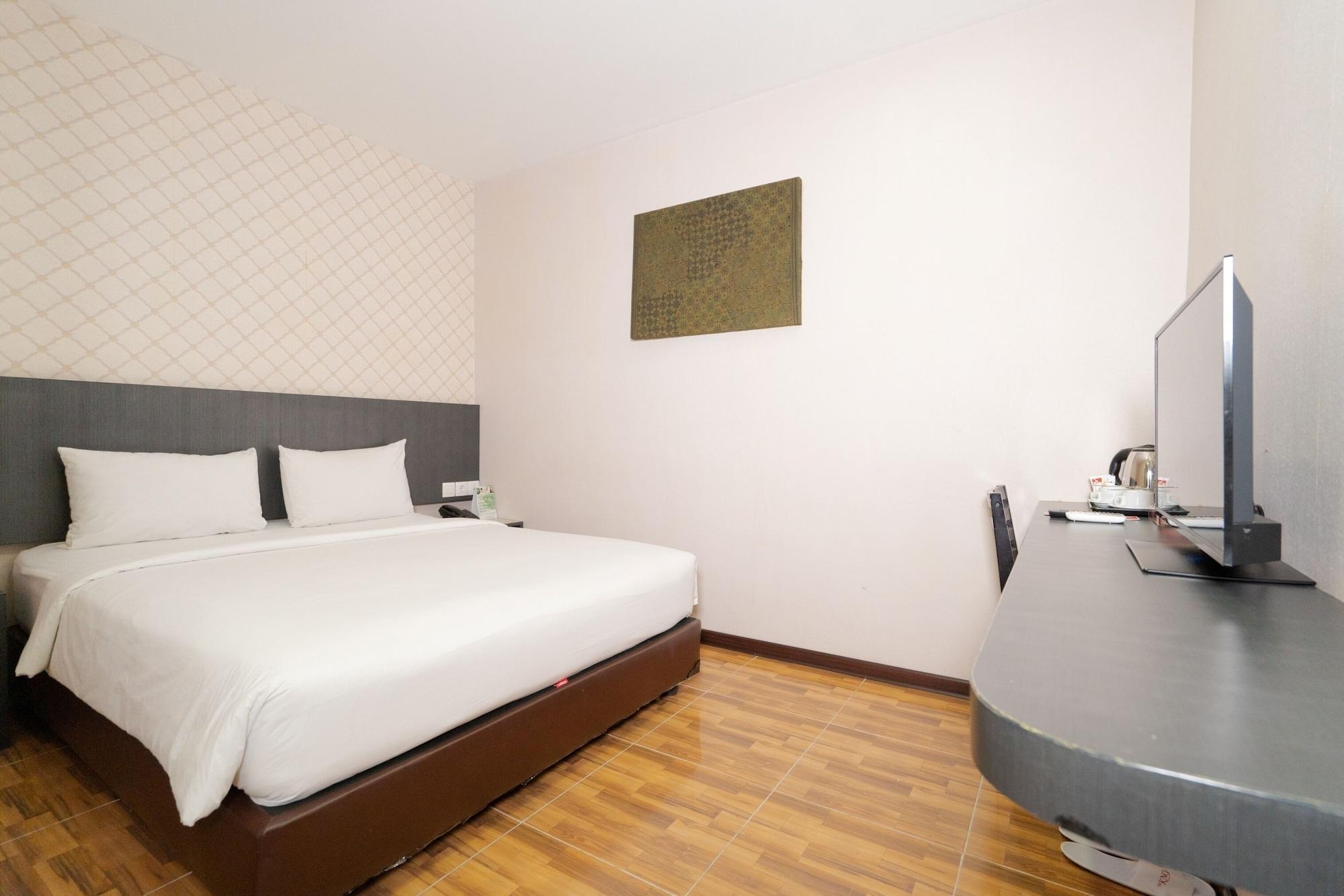Crew Express Hotel Lubukpakam Exteriör bild