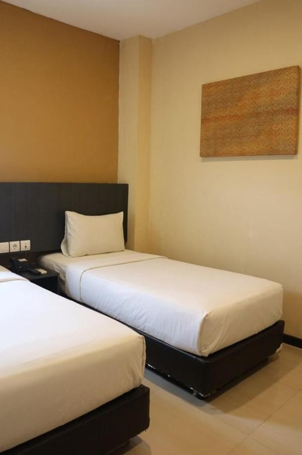 Crew Express Hotel Lubukpakam Exteriör bild